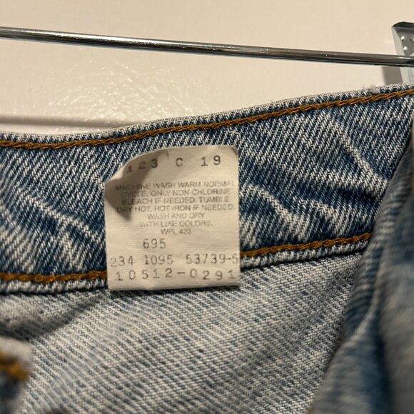Vintage 90s Levi 512 jeans, light wash, tapered leg -- size 9S - Picture 4 of 5